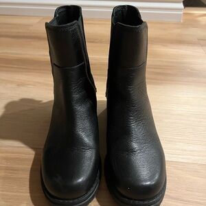 Black boots- Cole Hân- like new condition